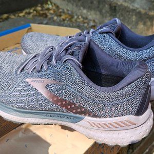 Brooks Adrenaline GTS 21 running shoes, size 9 wide/D